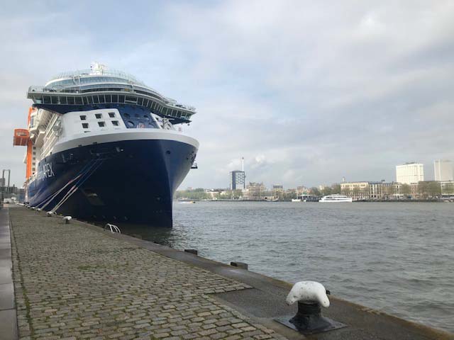 Celebrity Apex aan de Cruise Terminal Rotterdam